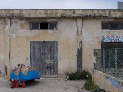 ...e un basso edificio abbandonato con su scritto �cooperativa piccola pesca San Giorgio�